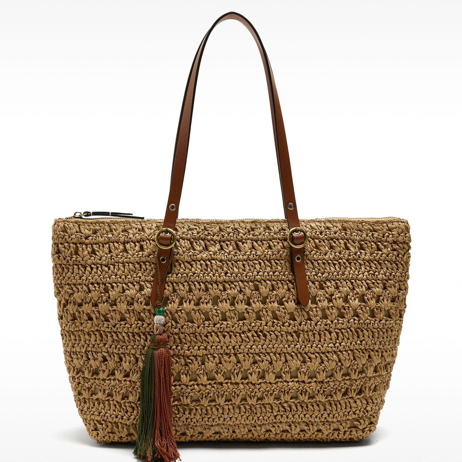 Bolso de hombro estilo shopper efecto rafia con llavero de flecos y cierre de cremallera