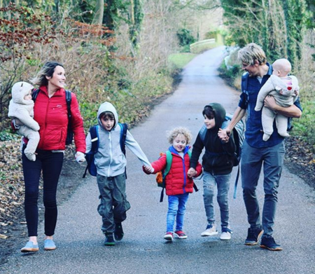 Venden su casa y sus posesiones y se van de viaje por el mundo con sus cinco hijos