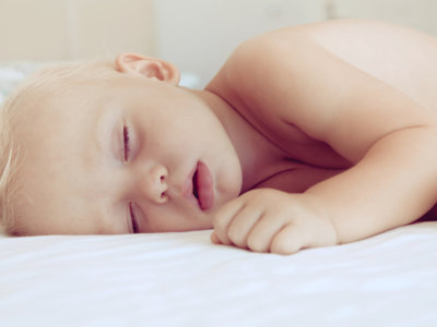 De viaje, como en casa: consejos para dormir con el bebé