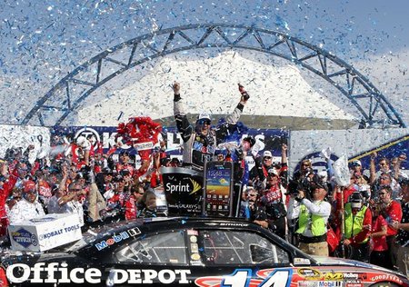 Tony Stewart vence en Las Vegas