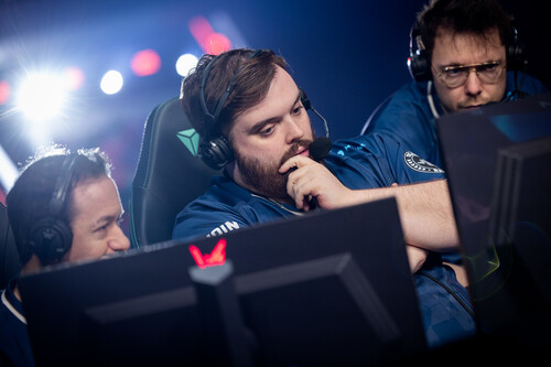 Ibai viendo la LEC en los estudios de Riot Games