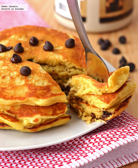 Hot cakes esponjosos con chispas de chocolate. Receta