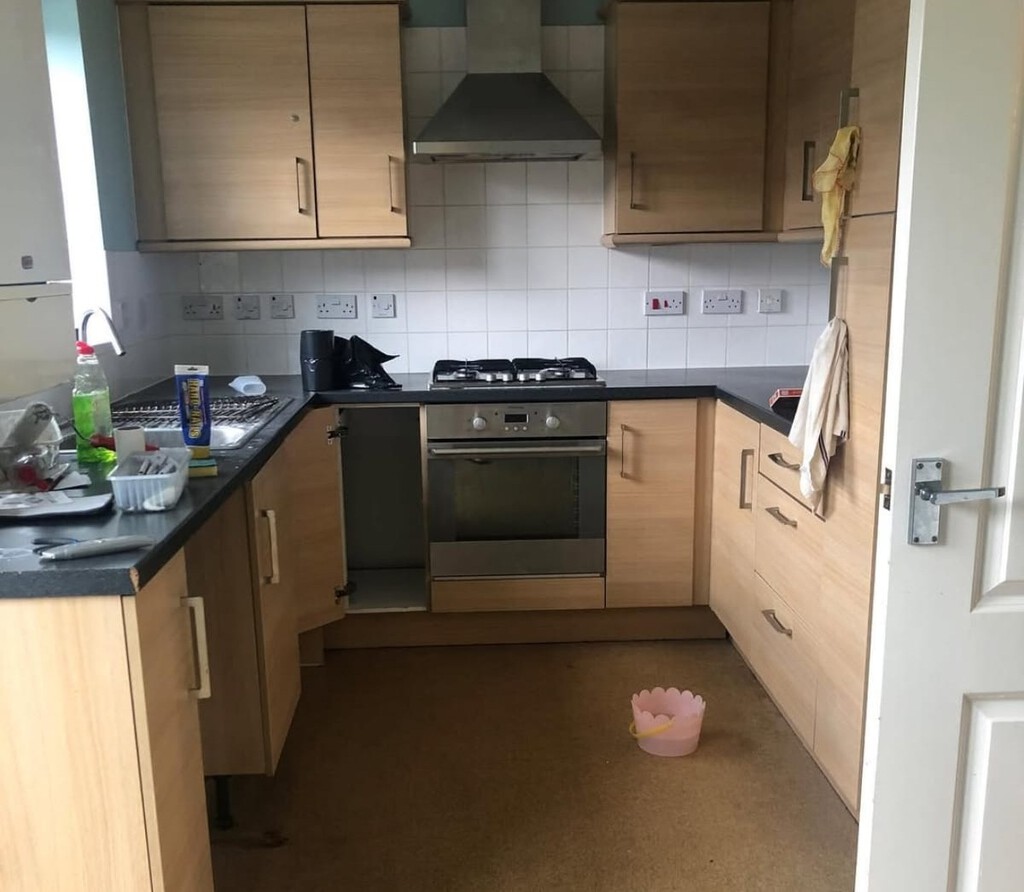 Así fue la espectacular transformación sin obras de una cocina anticuada y viejuna de los años 90 por menos de 300 euros 