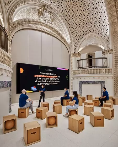 Apple Storeタワーシアタースクリーン