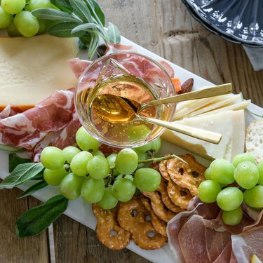 Ni Querétaro ni Guanajuato: llega a CDMX el Festival del Queso y Vino de México con degustaciones de quesos, pan y miel artesanal 