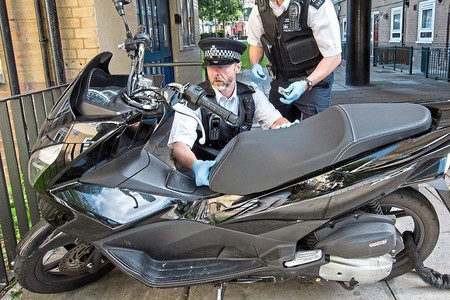 Sigue la sangría de motos robadas en Inglaterra: ahora le ha tocado a Keith Richards (Rolling Stones)