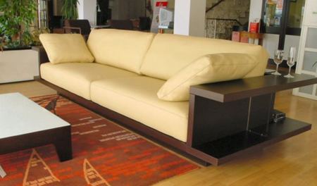 Un sofá con espacio de almacenaje alrededor