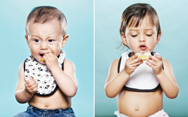 Niños probando un limón por primera vez