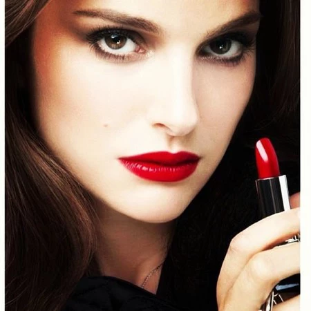 Natalie Portman da la talla como imagen del nuevo Dior Rouge