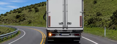 ¿Qué significa que un camión encienda la direccional izquierda en carretera y cómo debes reaccionar?