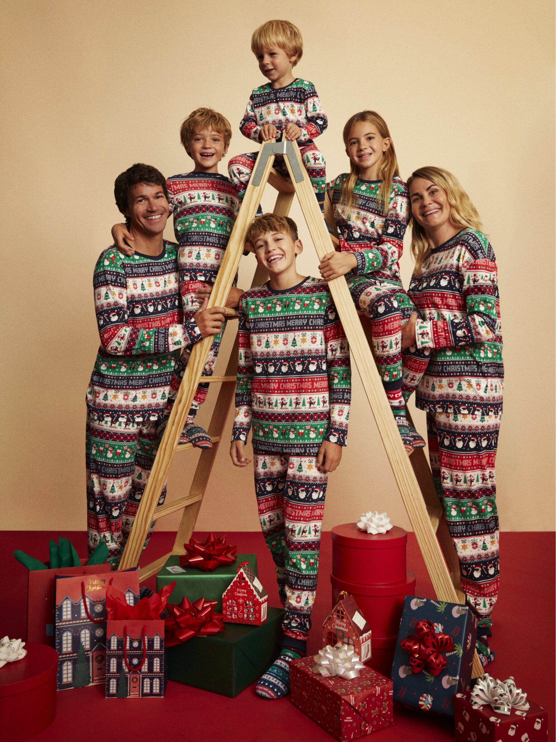 Pijama con motivos navideños de colores