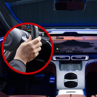 Mercedes acaba de lanzar un SUV con una pantalla más larga que la de sala, y ahora su jefe de software dice que los botones físicos son mejores 