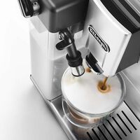 El Corte Inglés tumba el precio de esta cafetera con molinillo integrado que ocupa poco espacio en la cocina