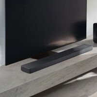 Que la barra de sonido suene con poco volumen es por una razón muy tonta: un ajuste lo recorta, pero se corrige de forma simple 