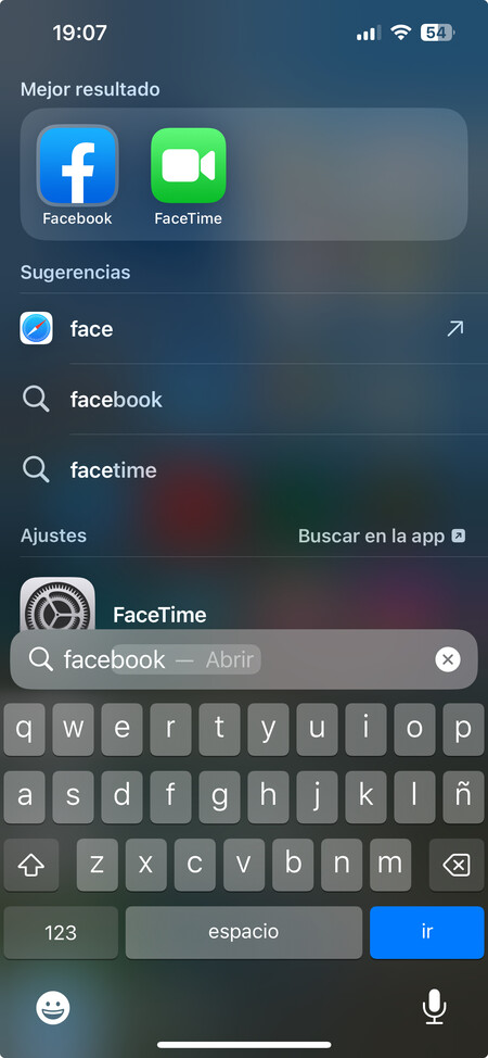 La función estrella de iOS 17 llega a Android: esta app gratis convierte tu  móvil en un reloj para la mesita de noche