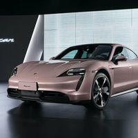 El Porsche Taycan estrena versión de "acceso" con autonomía de hasta 489 km y un 0-100 km/h de 5.4 segundos