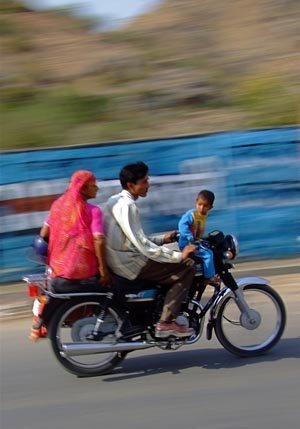 India, si compras una moto tienes que comprar un casco