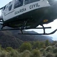 Un helicóptero de la Guardia Civil persigue a unos moteros por el monte y los interceptan con estilo peliculero
