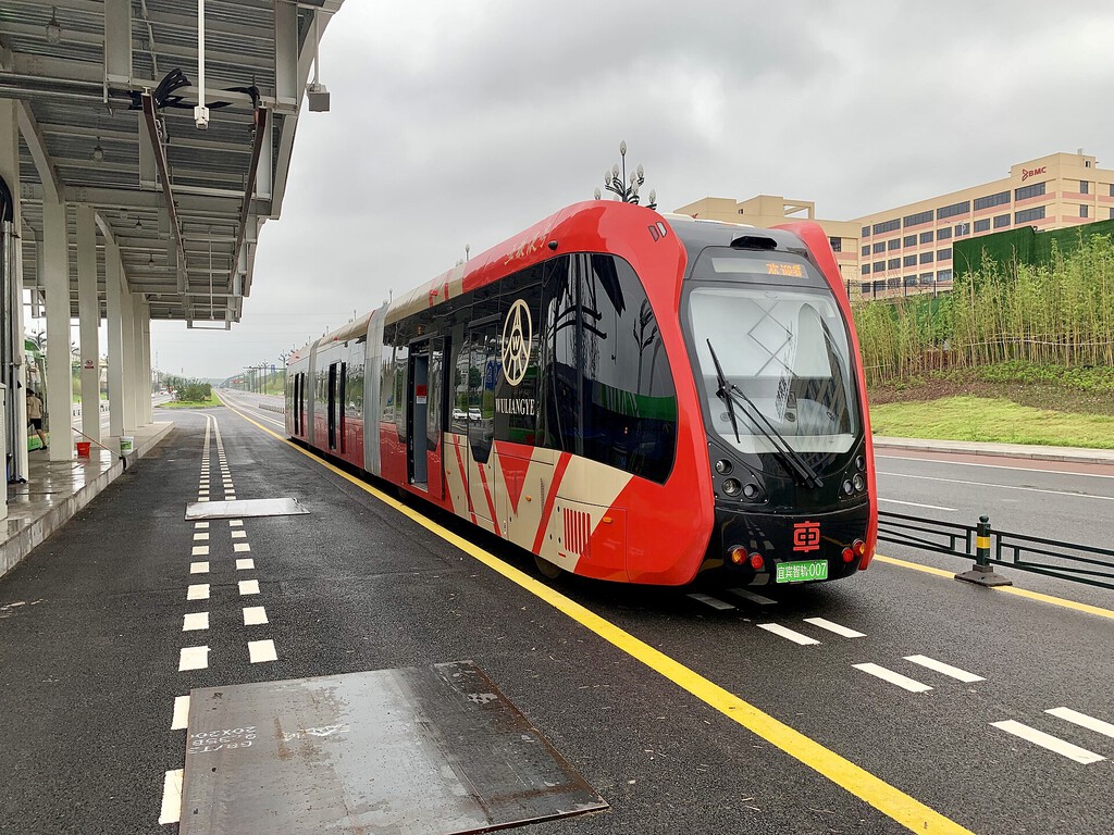 China lleva años usando tranvías sin raíles ni catenaria. El problema es que tampoco son tan revolucionarios como parecen 