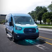 Las furgonetas eléctricas de reparto no siempre tienen tiempo de parar a recargar baterías. En Detroit lo han solucionado con carreteras que las cargan mientras circulan