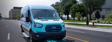 Las furgonetas eléctricas de reparto no siempre tienen tiempo de parar a recargar baterías. En Detroit lo han solucionado con carreteras que las cargan mientras circulan