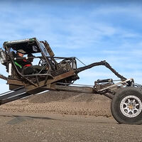 Este monstruo todoterreno que se extiende, eleva o inclina debería salir en la próxima película de 'Mad Max'