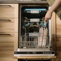 Por qué cada vez más hogares en EE.UU. prefieren lavar trastes a mano que usar el lavavajillas
