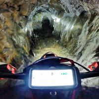 "¿Qué estoy haciendo?". Se mete en una mina abandonada con una moto eléctrica y acaba encontrando lo que menos se esperaba 