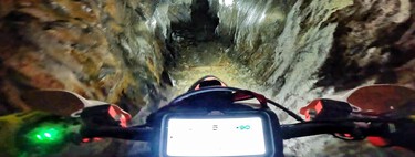 "¿Qué estoy haciendo?". Se mete en una mina abandonada con una moto eléctrica y acaba encontrando lo que menos se esperaba 