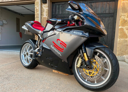 ¡A pujar! Una de las 300 MV Agusta F4 1000 homenaje a Ayrton Senna saldrá a subasta en EEUU a partir de 11.000 euros