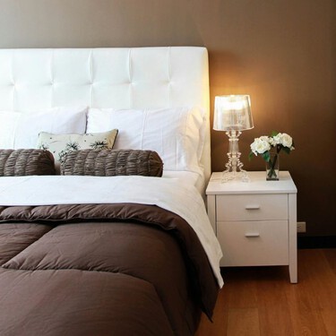 4 consejos de decoración para descansar mejor en tu cuarto sin gastar de más: empieza por las luces