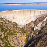 La presa más alta de España se inauguró en 1970. Más de 50 años después es una de nuestras mejores bazas para producir energía limpia