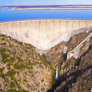 La presa más alta de España se inauguró en 1970. Más de 50 años después es una de nuestras mejores bazas para producir energía limpia 