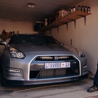 Mientras unos se jubilan otros cumplen sus sueños petrolhead: a más de 350 km/h en un Nissan GT-R, con 75 años. Y hay vídeo