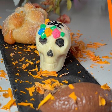 CDMX tiene un lugar donde cuentan con un menú de postres inspirados en el Día de Muertos y Halloween. Cuánto cuestan y cómo llegar en metro
