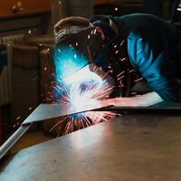 "Los montajes no los va a hacer la IA": hablamos con los chavales que se han hecho carpinteros, camioneros y caldereteros 