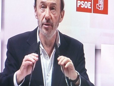Rubalcaba orgulloso de la 'prudente' carga policial contra los indignados valencianos