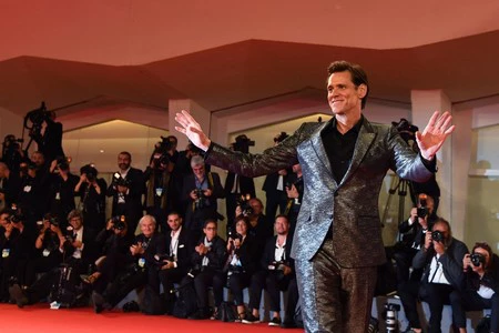 Jim Carrey nos deslumbra con un look metálico con toque Western en Venecia