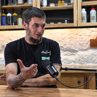 Un carpintero gallego aprende el oficio con videos de YouTube y ahora vive de hacer un solo mueble al mes: “cobro unos 3.000 euros por pieza” 