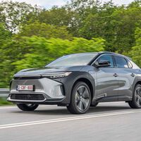 El SUV eléctrico de Toyota se ajusta el cinturón: ahora es 6.000 euros más barato que el Tesla Model Y