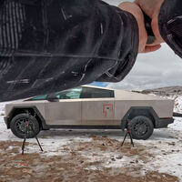 Elon Musk dijo que la Tesla Cybertruck era a prueba de balas. Un youtuber ya ha disparado contra una para comprobarlo