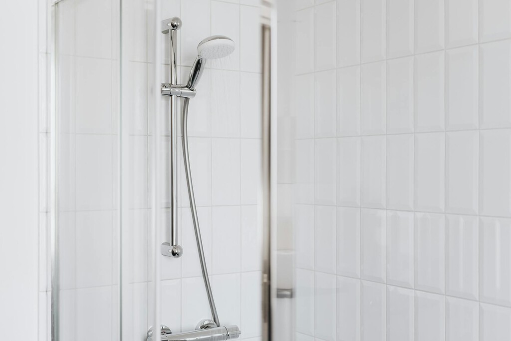 La ducha tiene poca presión y casi no sale agua. Este fontanero da la clave para solucionarlo gratis