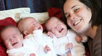 Una mujer con útero doble da a luz a tres bebés