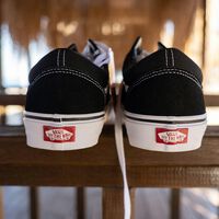 Vans rebaja al 75% de descuento sus zapatillas más cómodas para llevar con vaqueros esta primavera  
