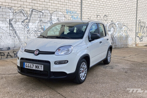 Probamos el Fiat Panda Hybrid: el coche con etiqueta ECO más barato no puede ser más básico, pero cumple con lo que promete