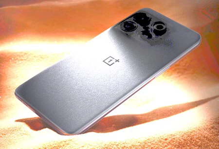 OnePlus 10Tの公式画像を可能な限り影をなくすように編集