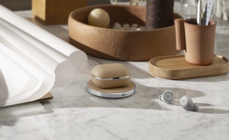 Bang & Olufsen cuida la estética de sus auriculares Beoplay E8 con una nueva funda acabada en piel