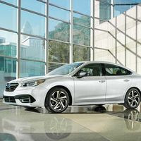 Este es el nuevo Subaru Legacy Sedan, que estrena motor bóxer turbo y pantalla vertical al estilo tablet