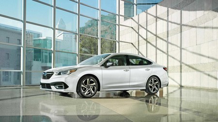 Este es el nuevo Subaru Legacy Sedan, que estrena motor bóxer turbo y pantalla vertical al estilo tablet