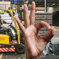 El precio mayorista de la electricidad entra por primera vez en negativo en España. Lo no tan bueno es que es la industria la que demanda poca energía 